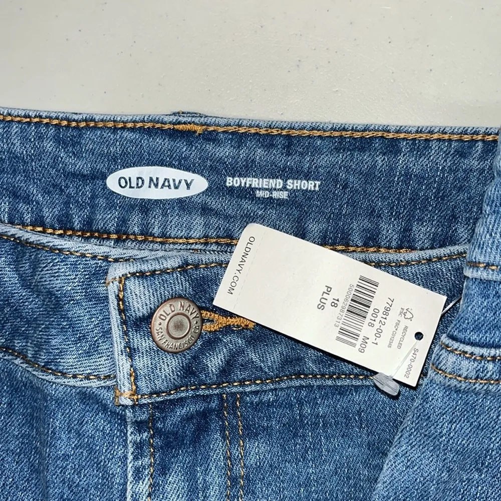 Old Navy NWT Size 18 Plus Blue Denim Mid-Rise Distressed Boyfriend Jean Shorts - Image 3