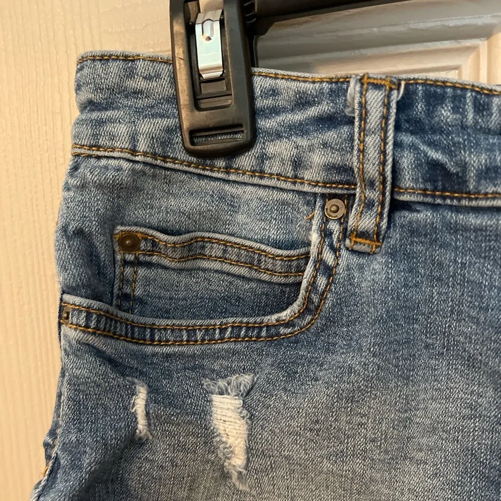 Billabong Buttoned Up button fly light wash raw hem distressed 5 pocket short 29 - Image 3