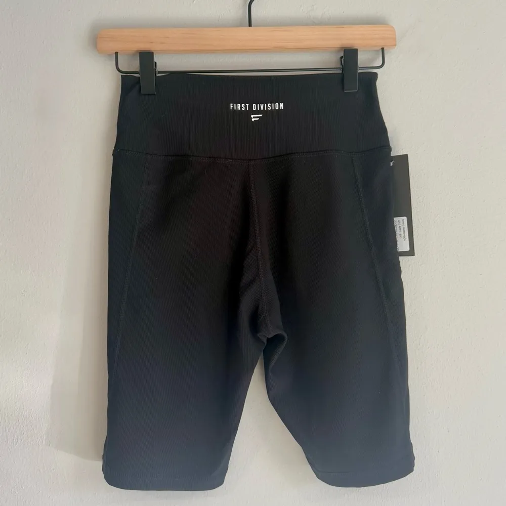 NWT FIRST DIVISION SPORT BRA AND RIBBED CROSS SHORT BLACK WORKOUT SET SIZE SMALL - Image 12