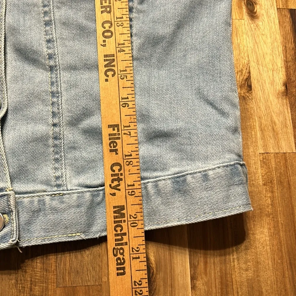 RISEN | LIGHT WASHED DISTRESSED JEAN JACKET | WOMENS SIZE LARGE | BUBBLE SLEEVE - Image 13