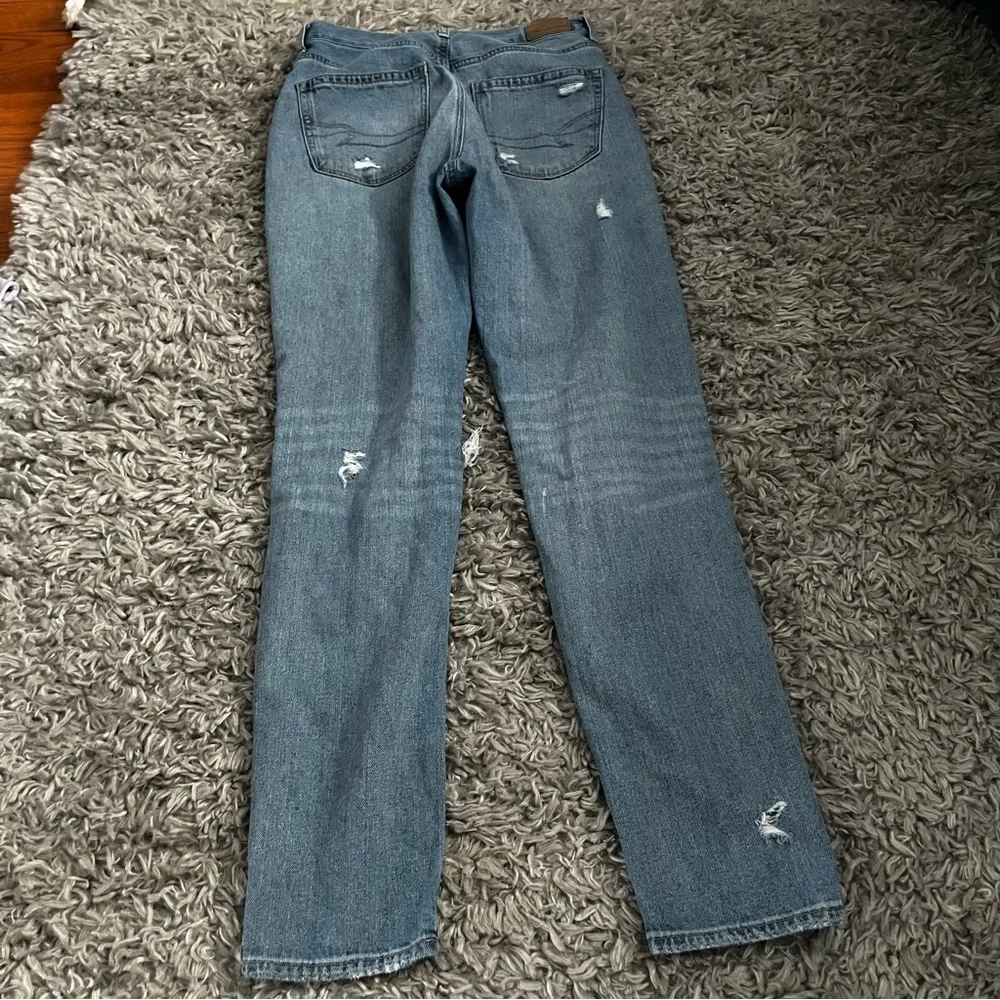 American Eagle distressed mom jeans size 2 long - Image 4