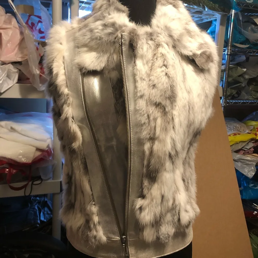 Cache Metallic Leather Fur Vest Diagonal Zipper Lined $278 NWT New Gray White - Image 7