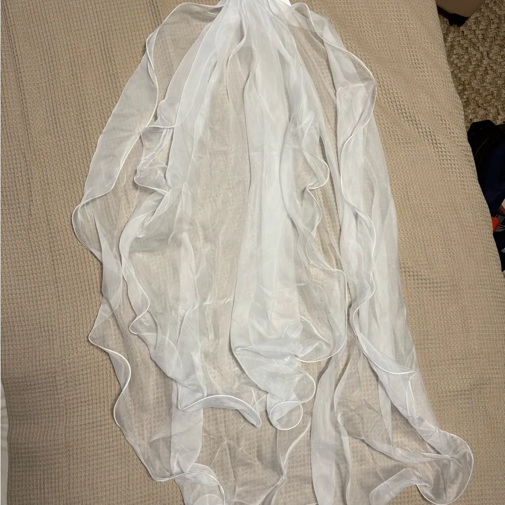 Meshki Asteria Draped Chiffon Veil - Ivory - Image 8