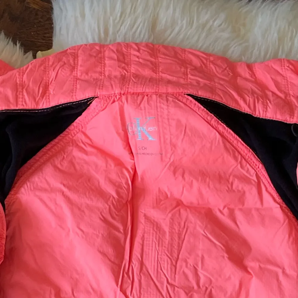 Calvin Klein Athleisure Workout Active puffer lightweight jacket coral - Image 9