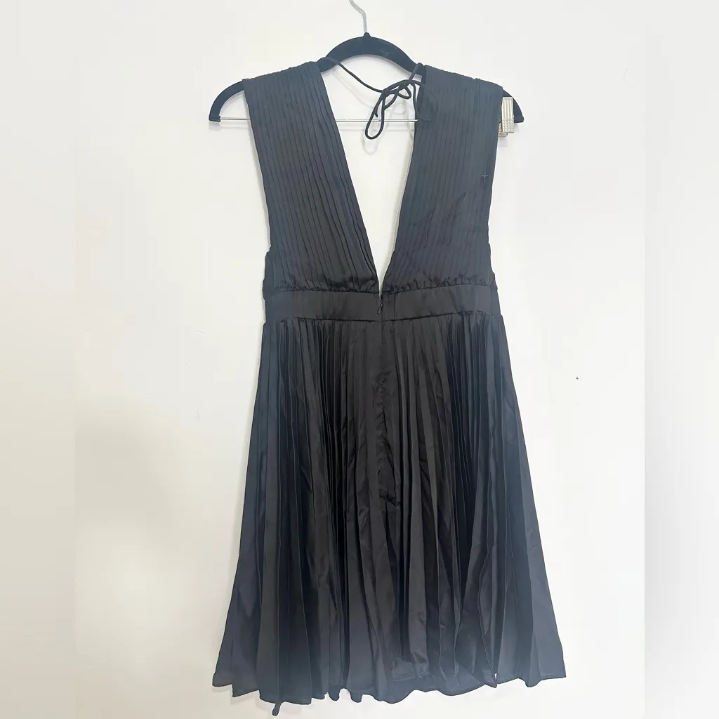 Abercrombie & Fitch plunge pleated mini dress black sleeveless v neck elegant - Image 4