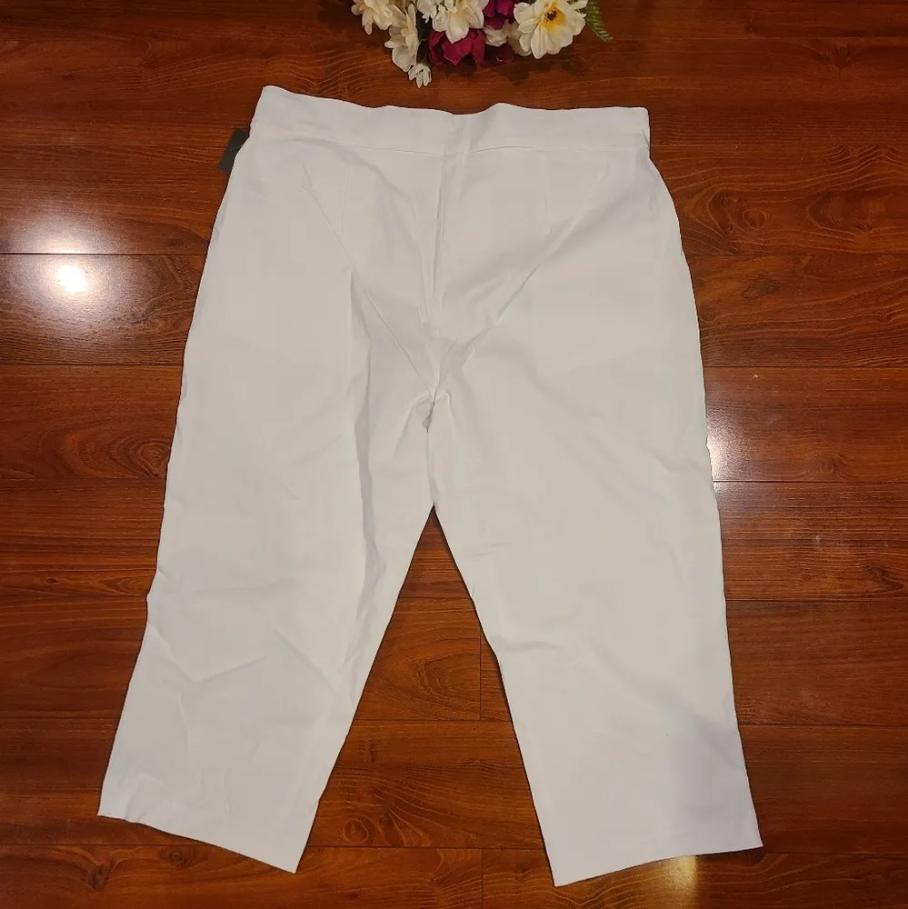 Bella Rose  White Capris Size 1X - Image 2