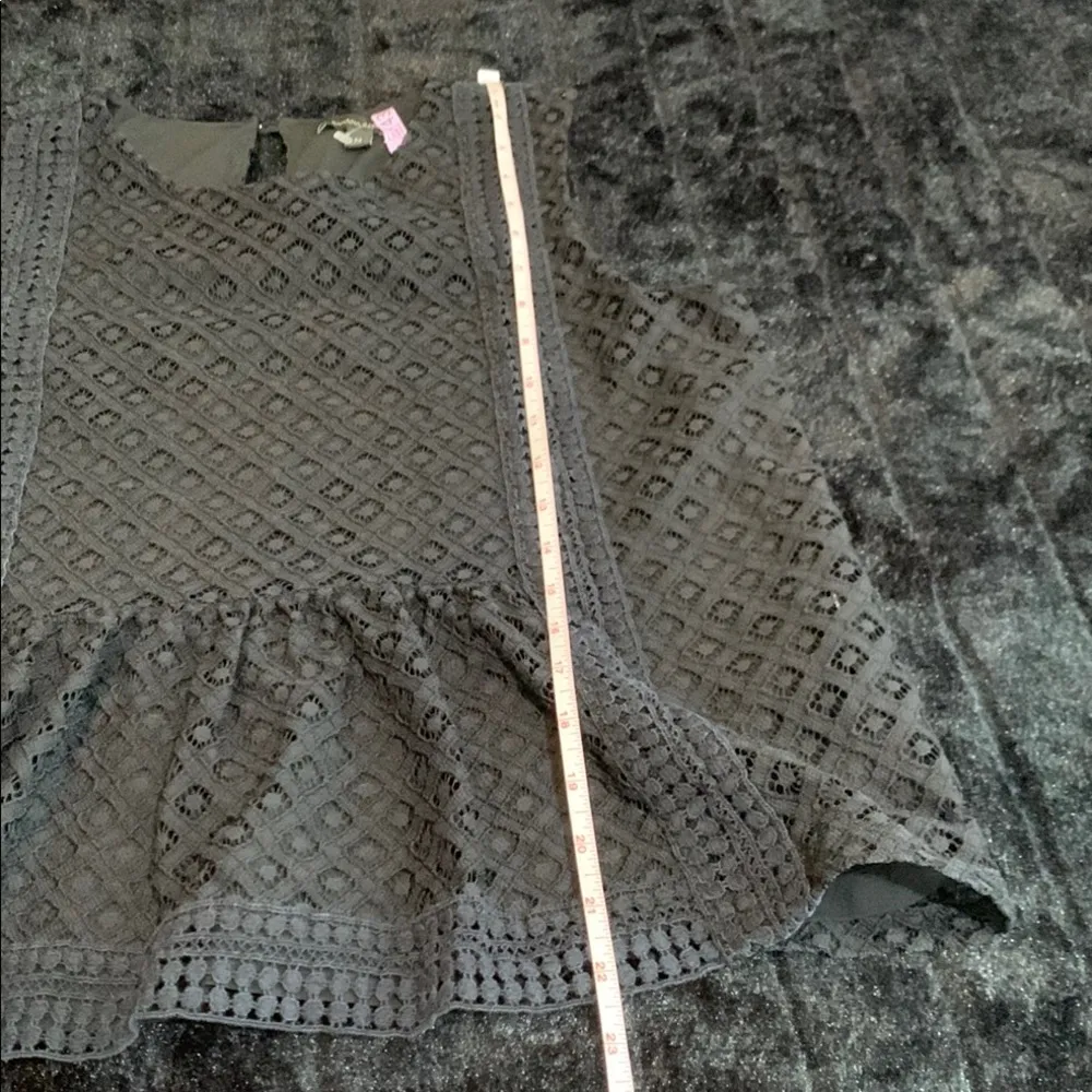 Women's Banana Republic Peplum Black Eyelet Lacy Ruffle Sleeveless Blouse Medium - Image 7