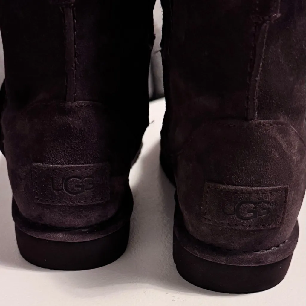 UGG CLASSIC UNLINED MINI
STOUT BOOTS like new - Image 2