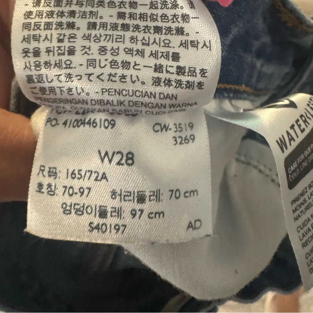 Levi’s Women’s 28x27 Light Wash Raw Hem High Waist Wedgie Ankle Pants - Image 7