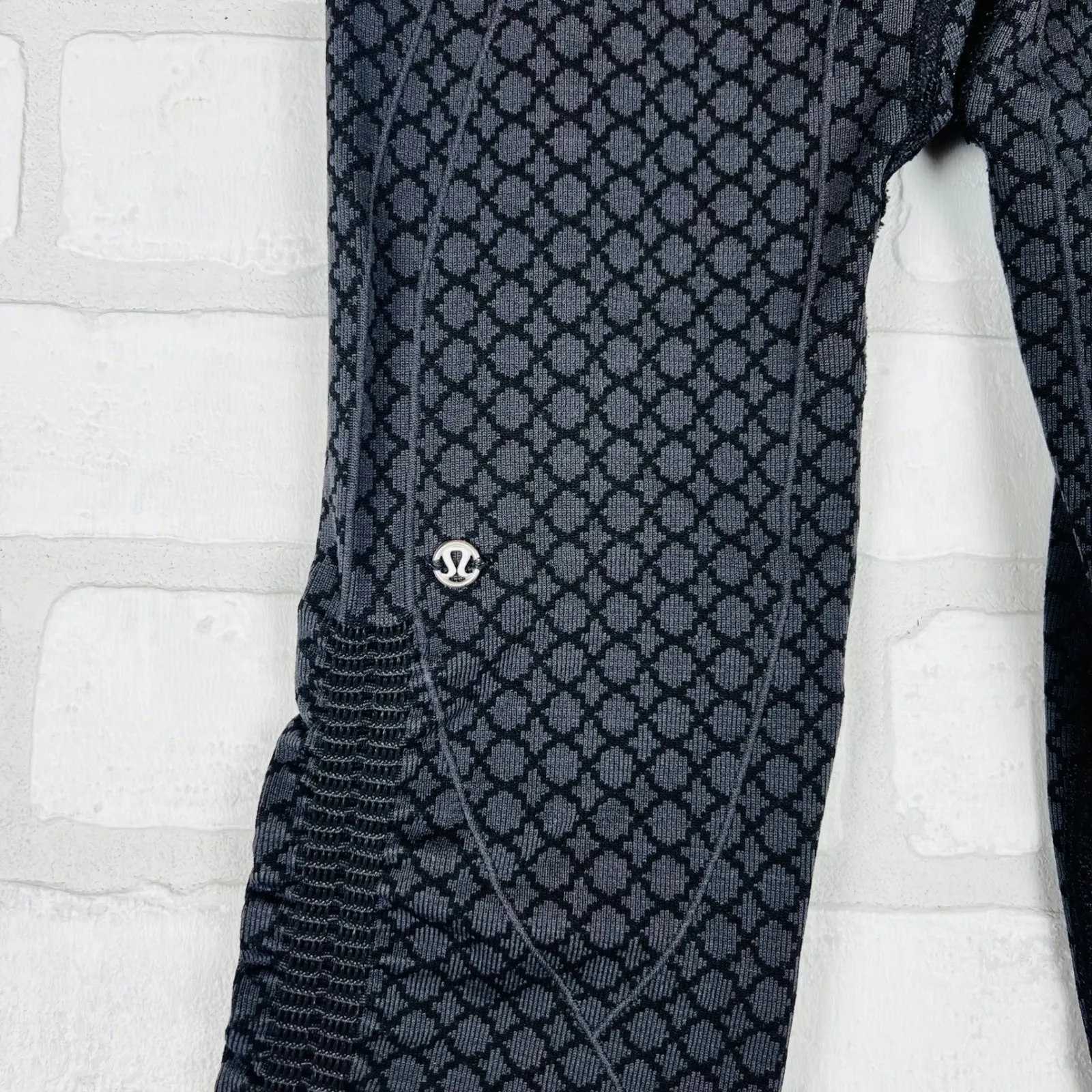 Lululemon Gray & Black Radial Symmetry Capri Pants Leggings, Women's Size‎ 2 - Image 9
