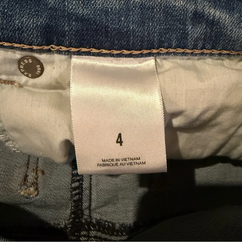 Express Y2K Rhinestone Bedazzled Raw‎ Hem Medium Wash Denim Mini Skirt Sz 4 - Image 5