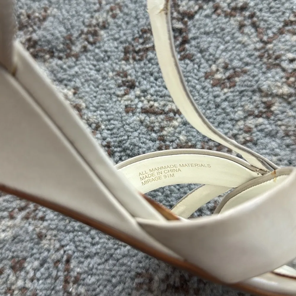 ETIENNE AIGNER Vintage Mirage T-Strap Patent Wedge Sandals Stone 9.5 - Image 8