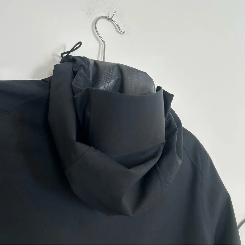 Uniqlo Black Windbreaker Lightweight Jacket w/ Billed Hood Size Small - Image 4