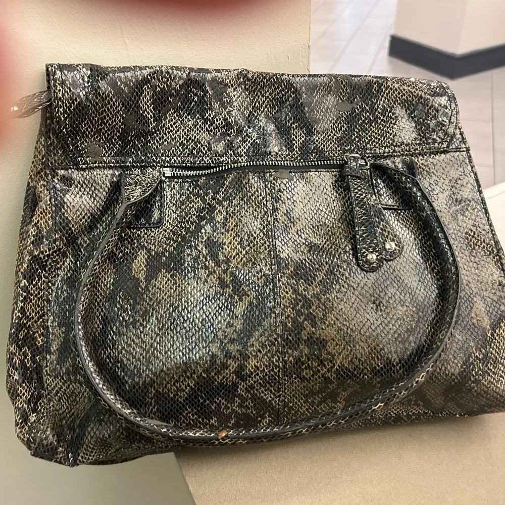 Bag Sleek Black Shoulder Bag with Modern Design Audrey Brooke-like new - Image 2