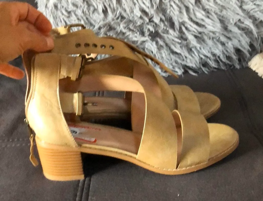 JG NWOB Tan Strappy Faux Leather Sandals Size 9 - Image 3