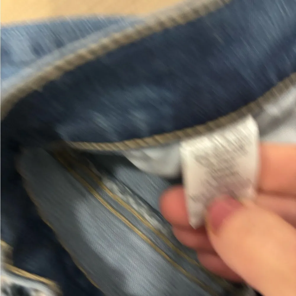 High-waisted distressed skinny jeans with ripped details #distresseddenim - Image 4