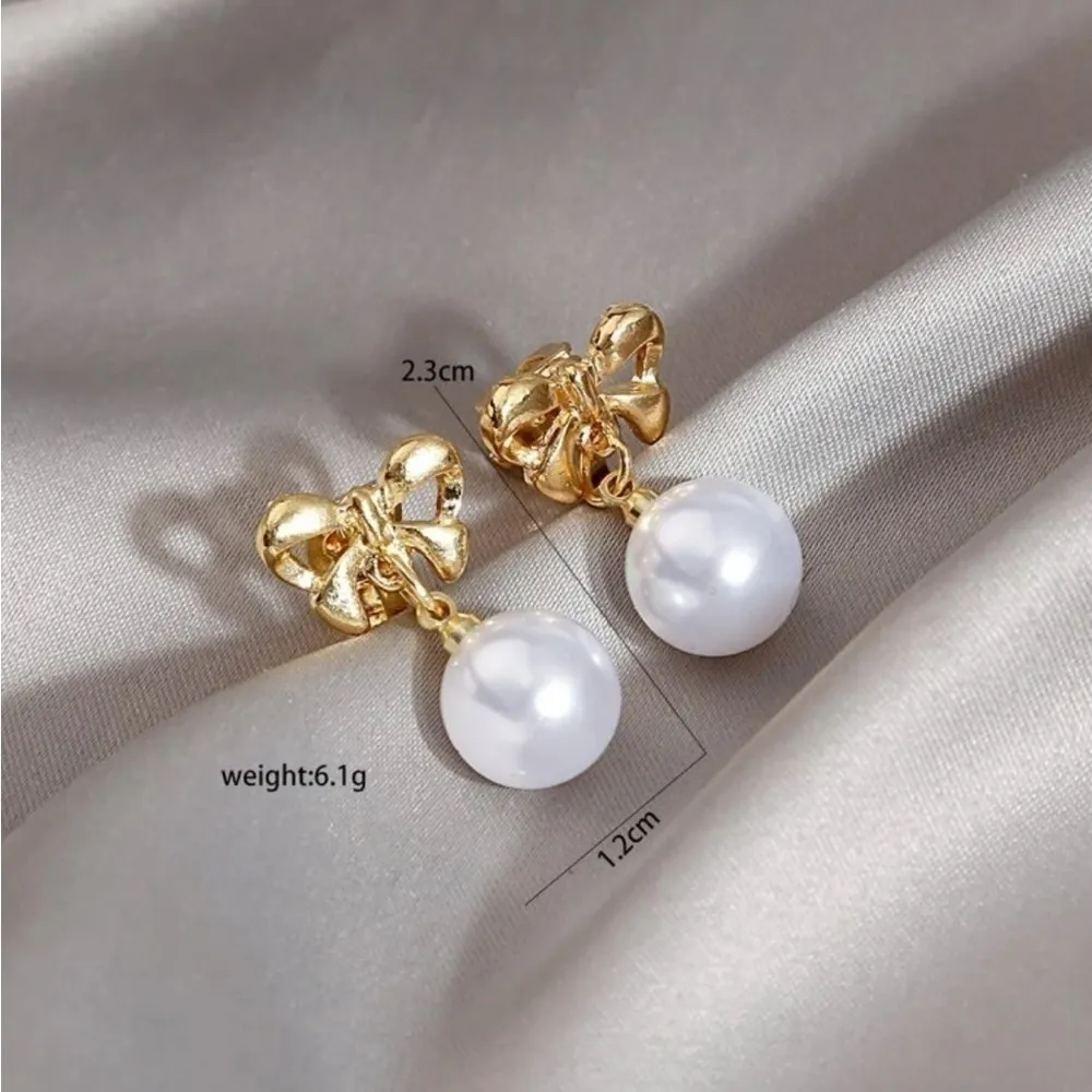 ✨ 18k Gold Tone Beautiful faux pearl earrings ✨ - Image 4