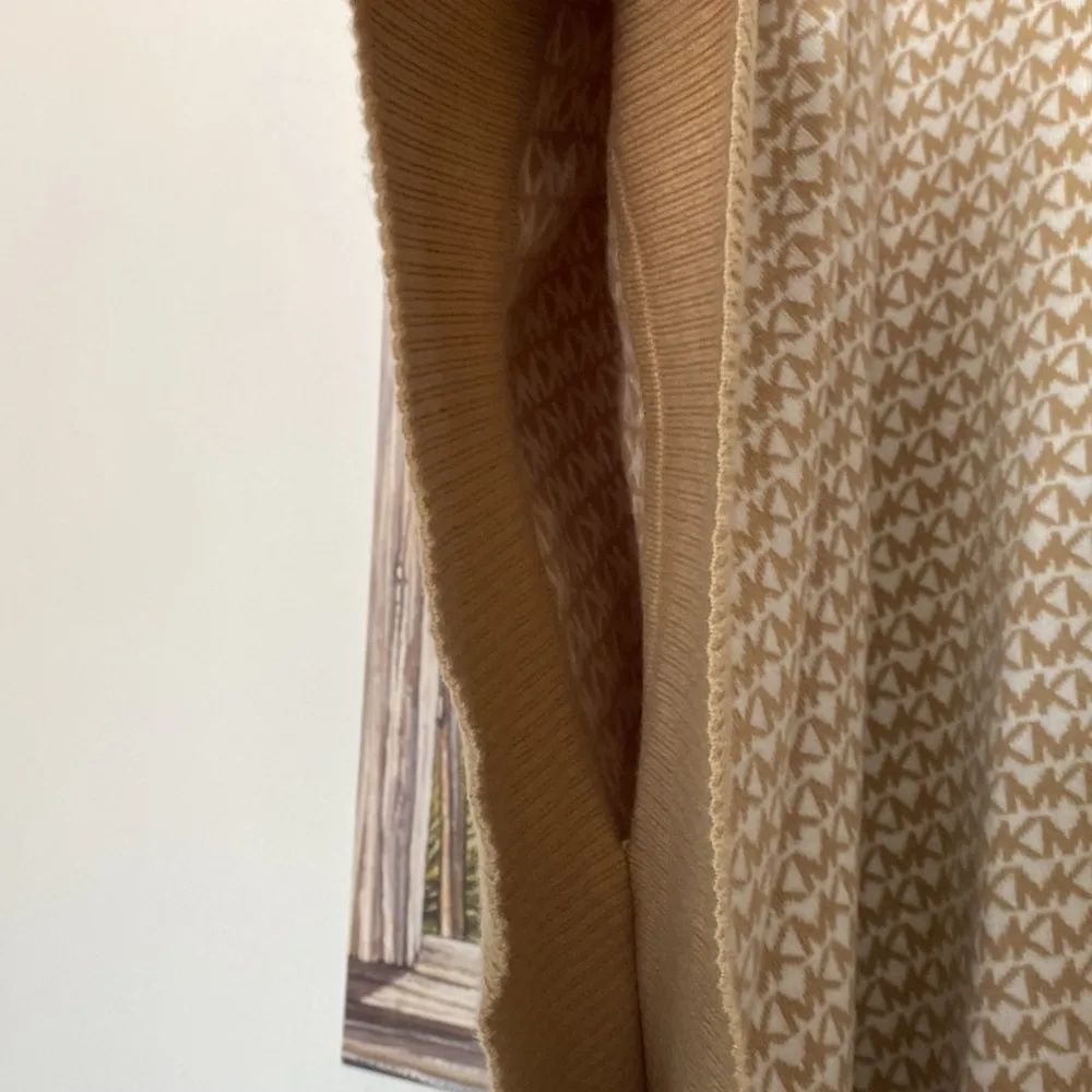 NWOT Michael Kors poncho size S/M - Image 3