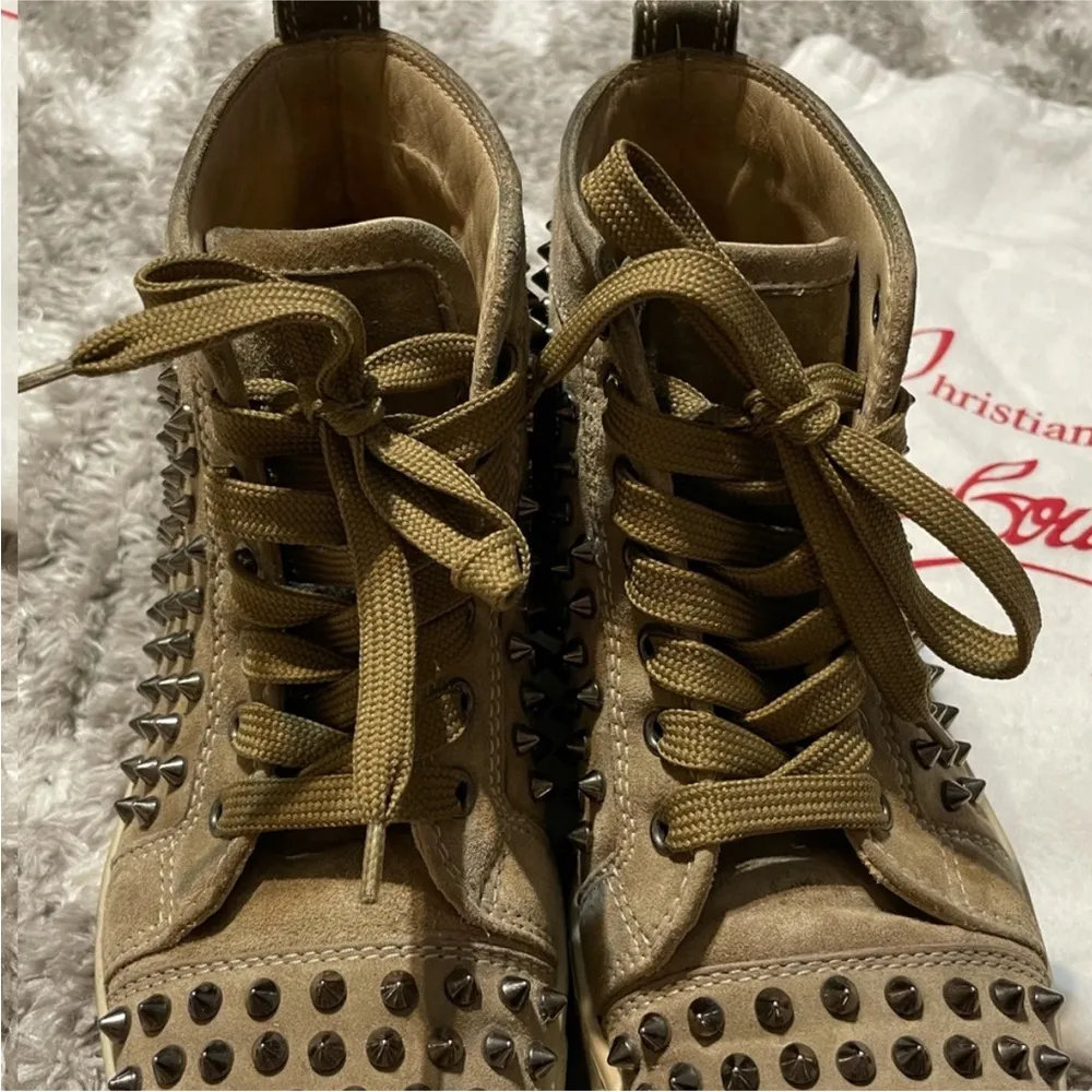 Christian Louboutin Veau Velours Spikes in Kraft Metal Colombe 39.5 - Image 4