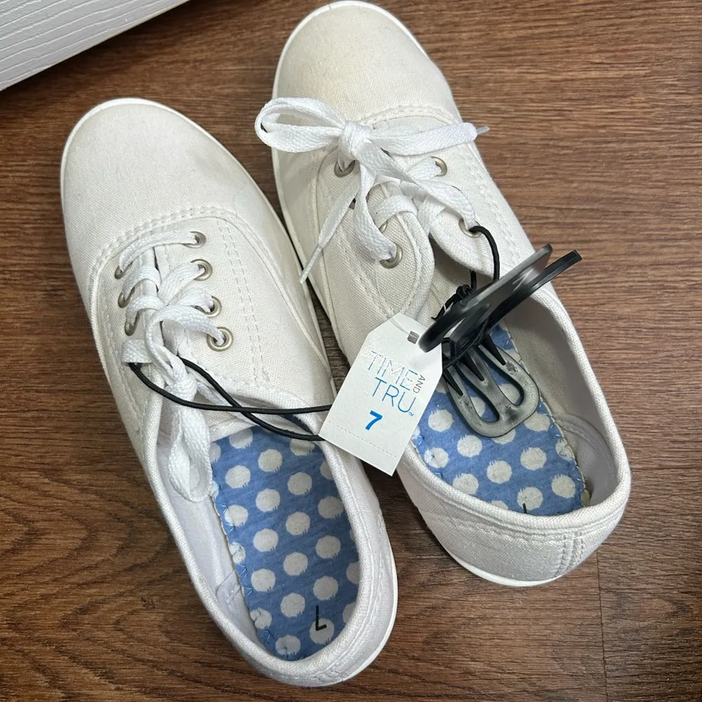 NWT Canvas Shoes White Size 7 - Image 2