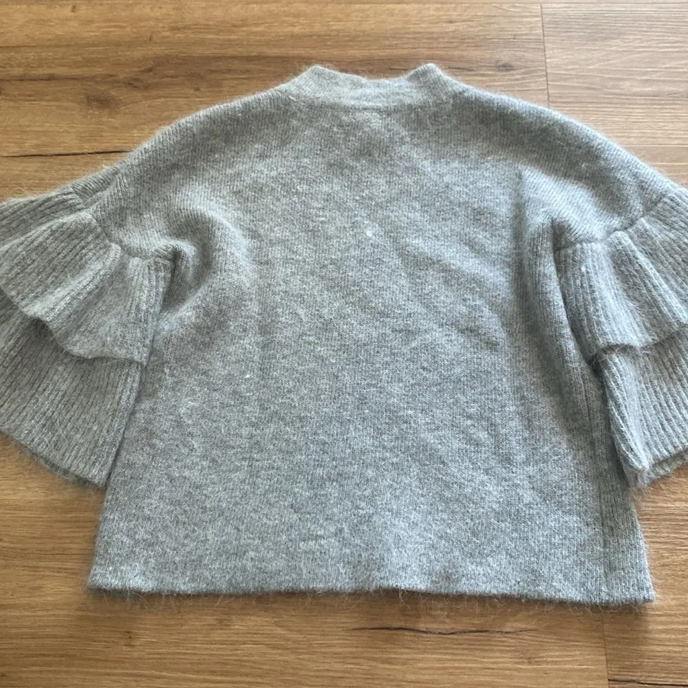 Gianni Bini Fuzzy Cropped Tiered Sleeve Mock Neck  Sweater Gray sz XS - Image 5