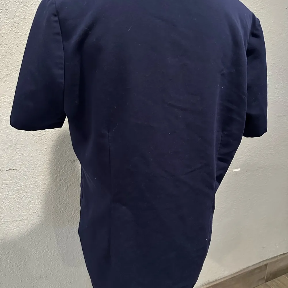 Like new by figs Casma Three-Pocket Scrub Top™ Navy Blue Women's V-Neck Top - Image 4