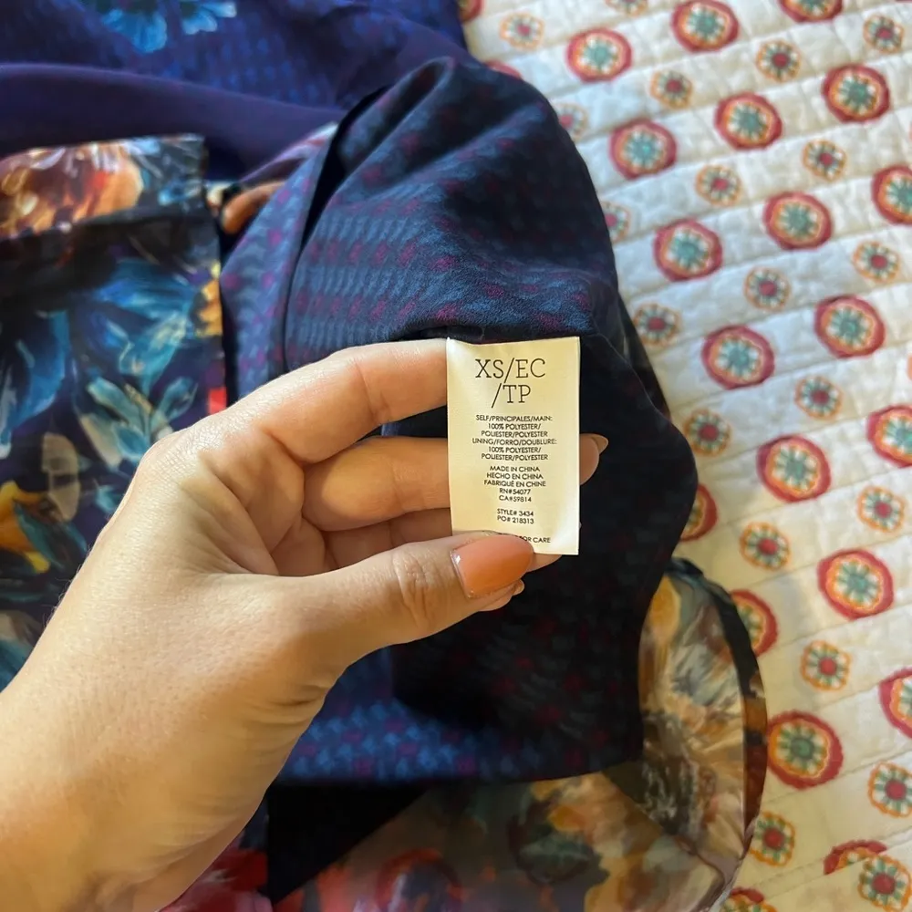 EUC Cabi Artist Camisole Blouse Floral Size XS Navy Blue - Image 7