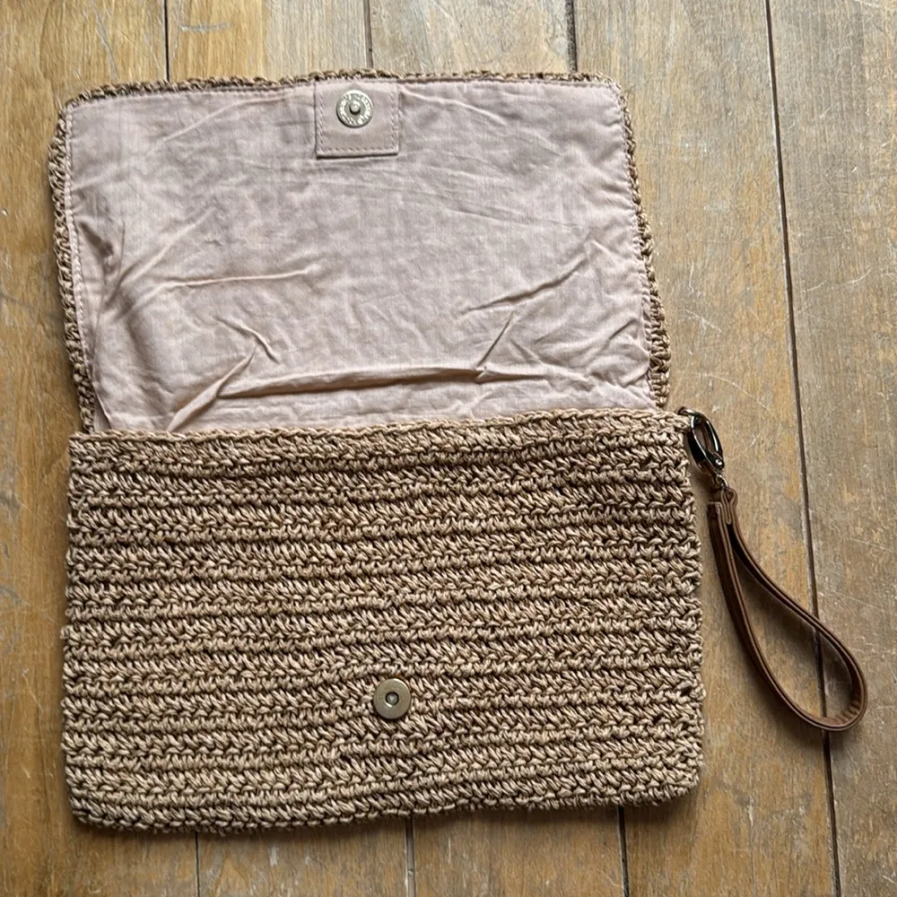 Elegant Tan Crochet Clutch - Image 3