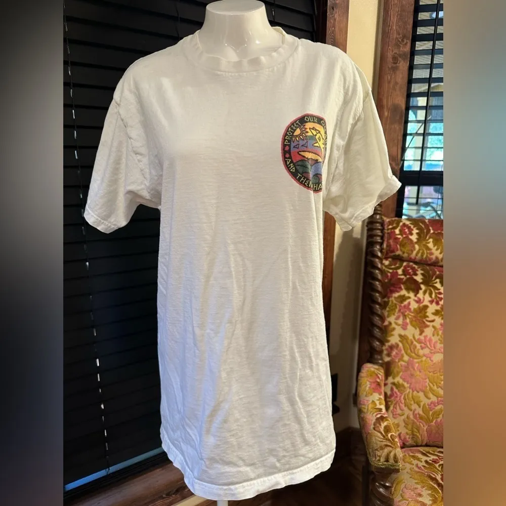 EUC “ FRUIT OF THE LOOM “  graphic T-shirt  with sharks short sleeve Sz L - Image 3