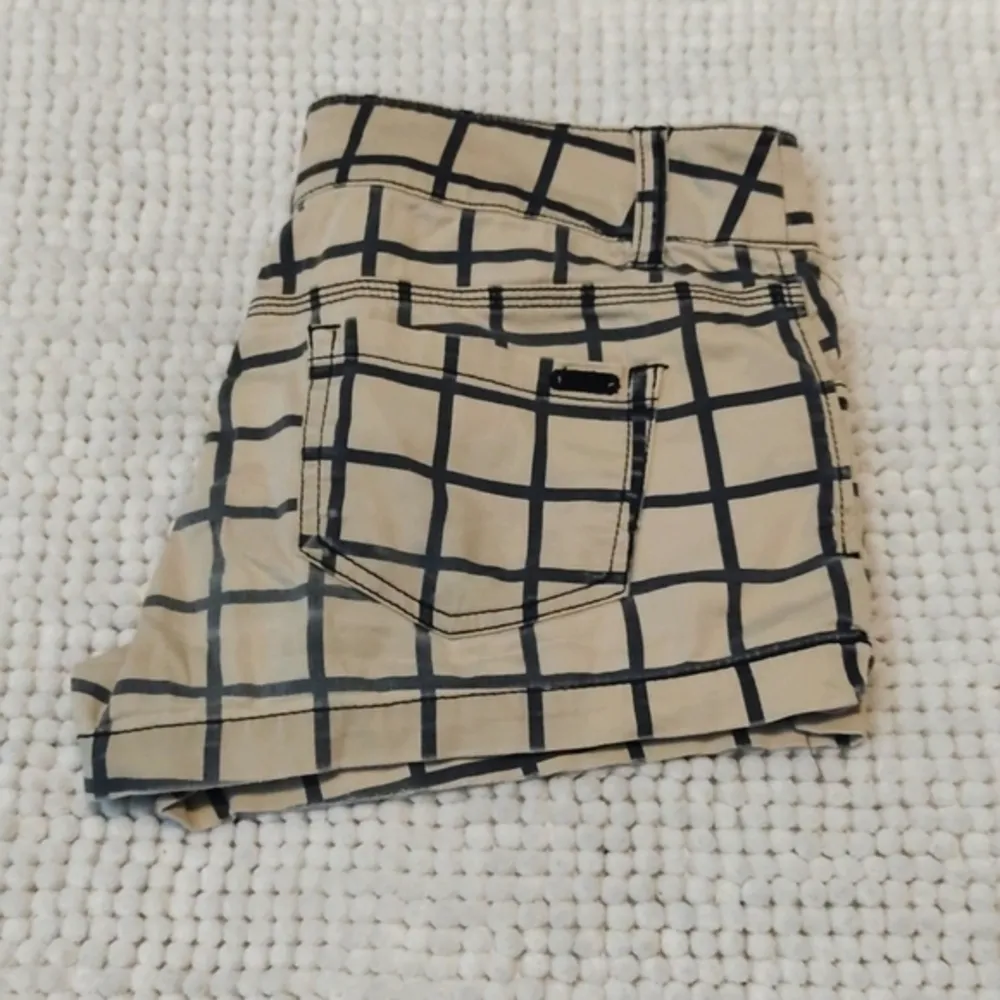 Women's Guess Plaid Checker Grid Tan & Black Shorts Size 24 GUC #6120 - Image 4