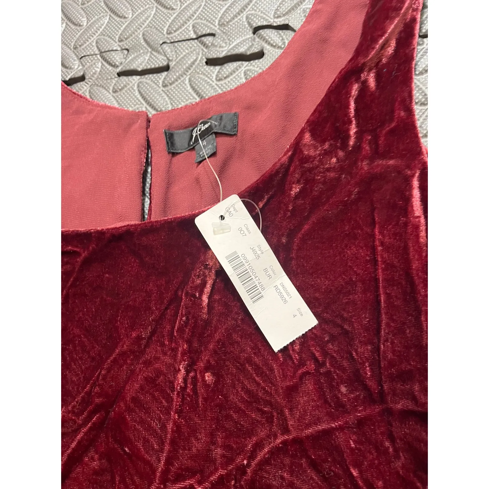 J. Crew Size 4 Deep Red Velvet Tank Sleeveless Top Tank Keyhole Button J4925 - Image 4