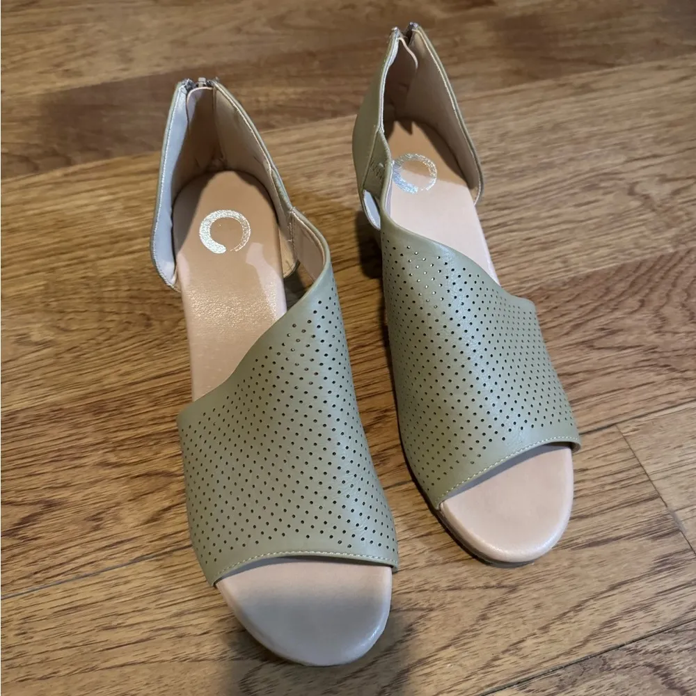 93. JOURNEE COLLECTION Brown Cushioned Aretha Peep Toe Wedge Zip-Up Pumps - Image 10