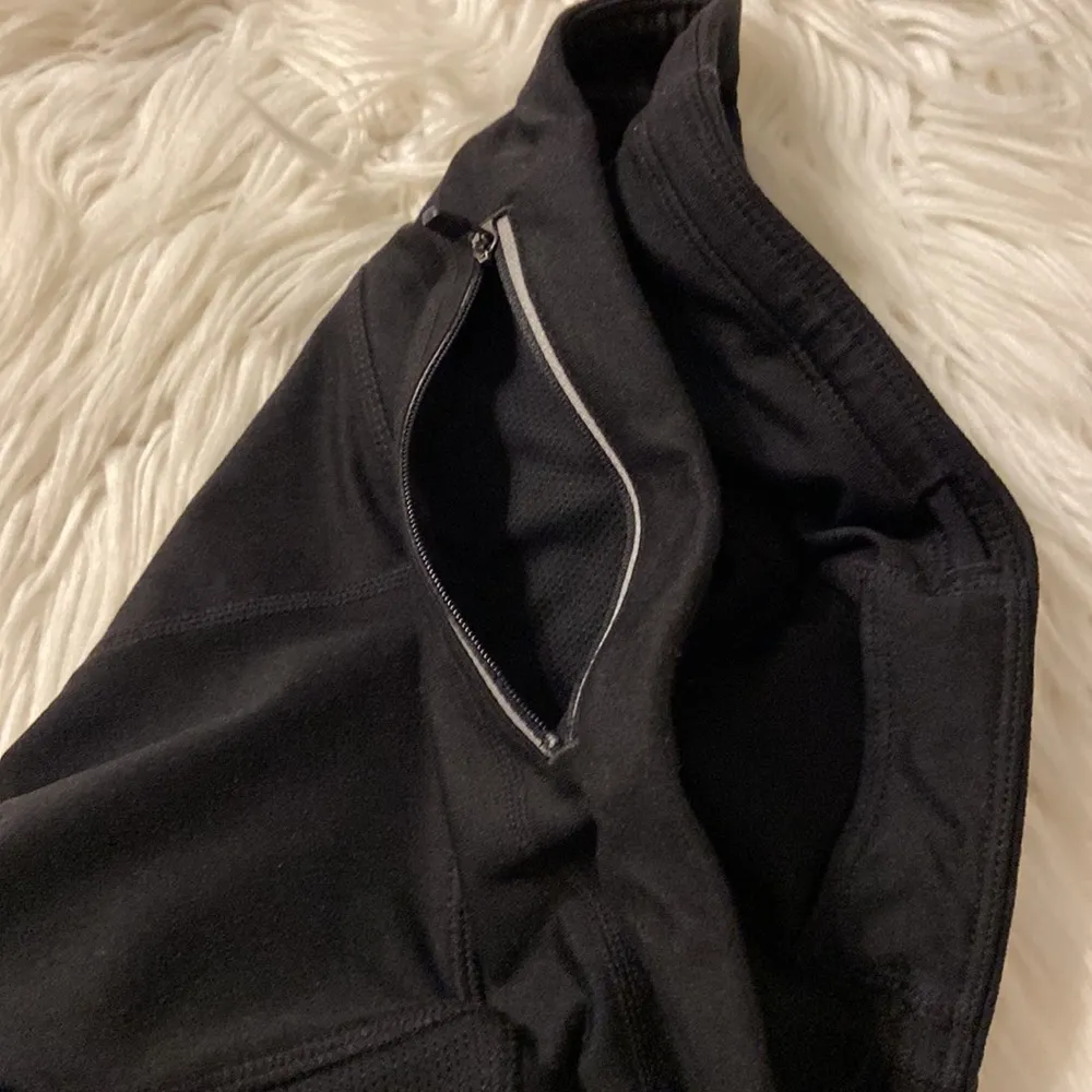 Athleta Women Athletics Shorts inseam 5” size S have two pockets on each side - Image 10