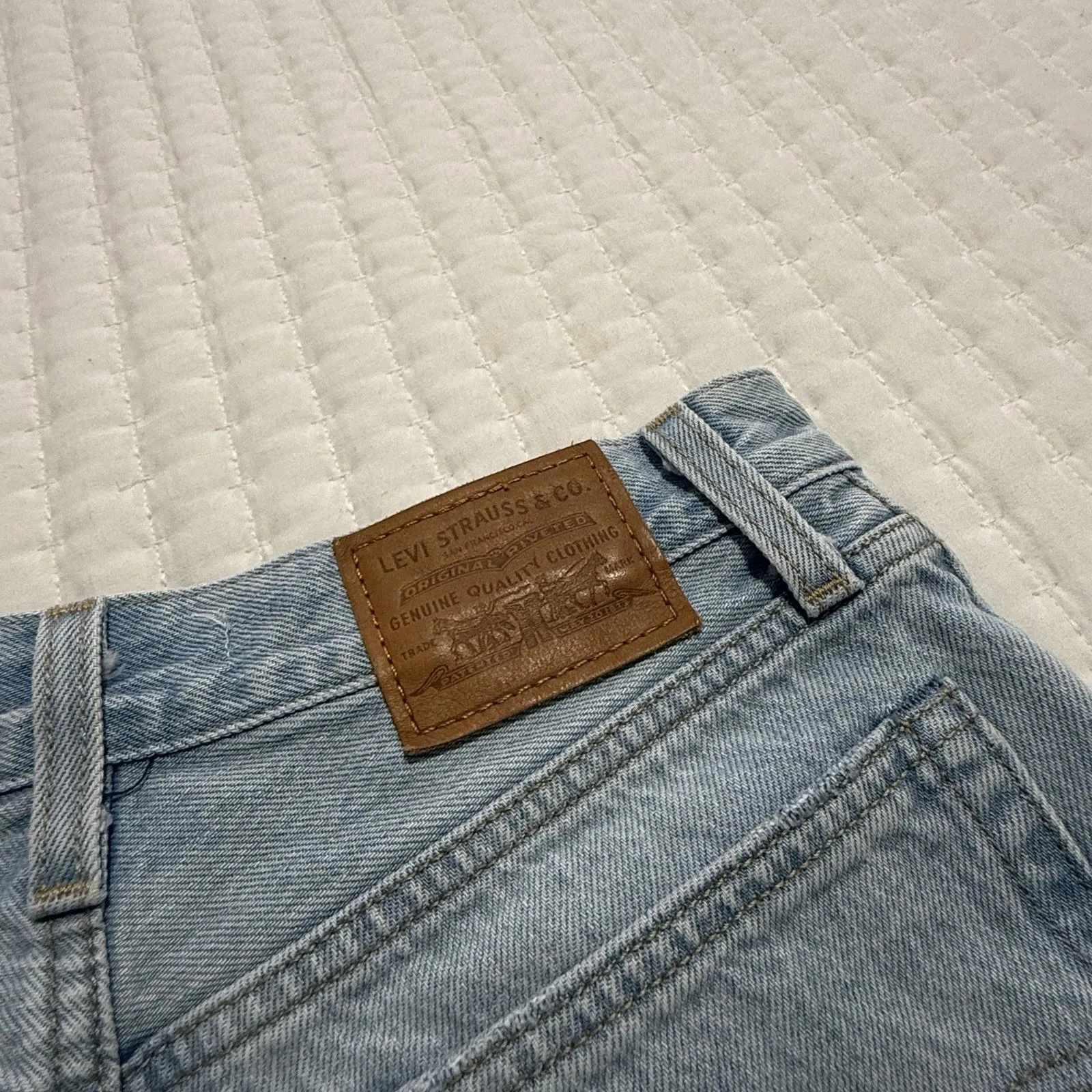 Levi’s Wedge Short Blue Denim High Rise Shorts 26 Waist Raw Hem Distressed - Image 8