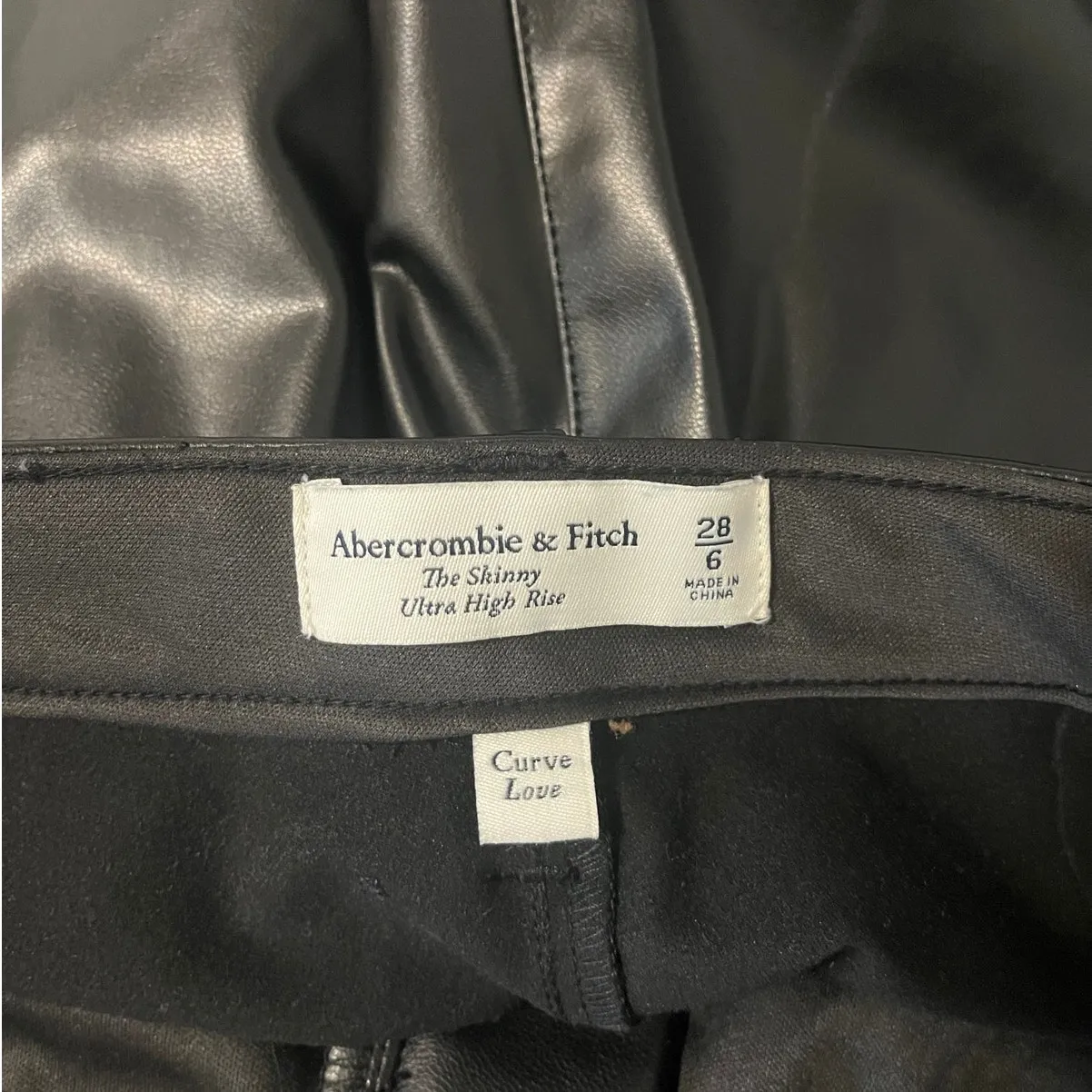 Abercrombie & Fitch Ultra High Rise Curve Love Vegan Leather Pants sz. 6 - Image 4