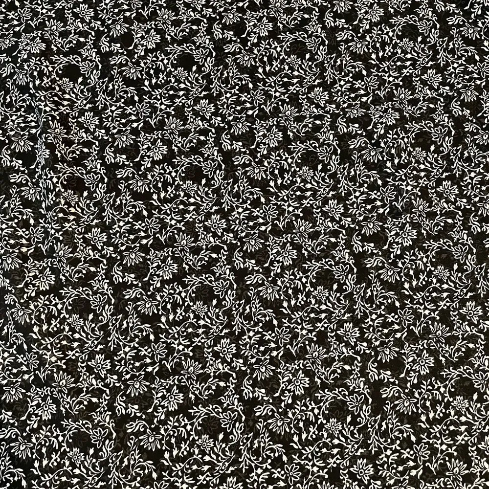 H&M Black And White Floral Print Scoop Neck Lightweight Blouse- Size U.S. 12 - Image 4