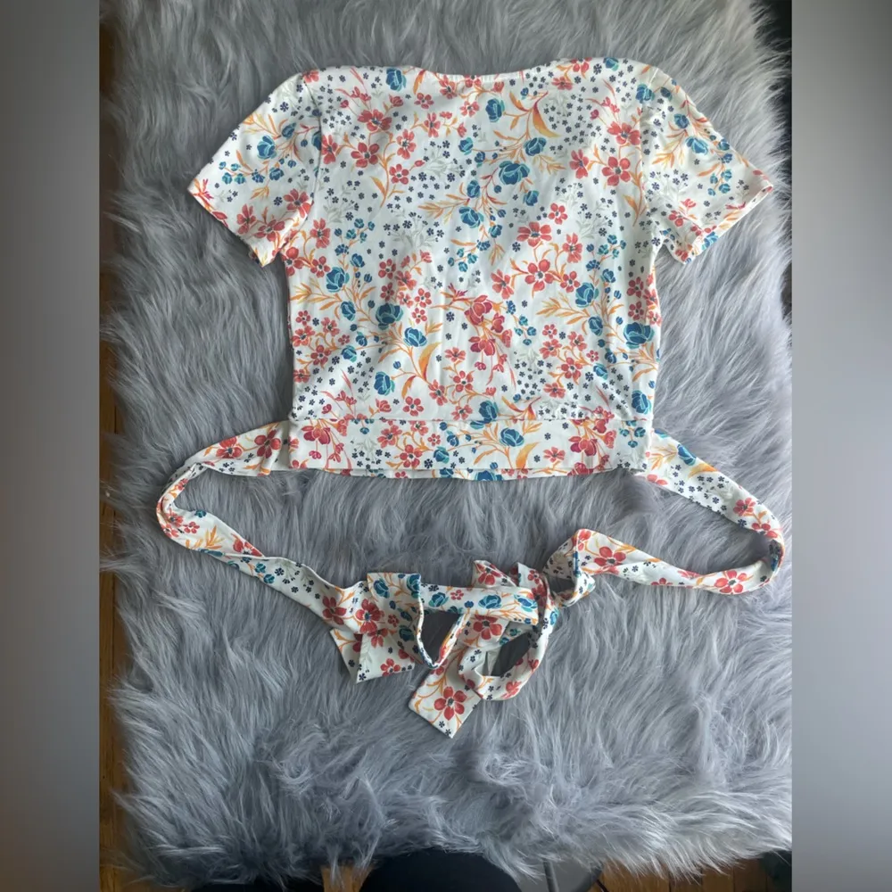 Cropped Forever 21 floral top with tie - Image 2