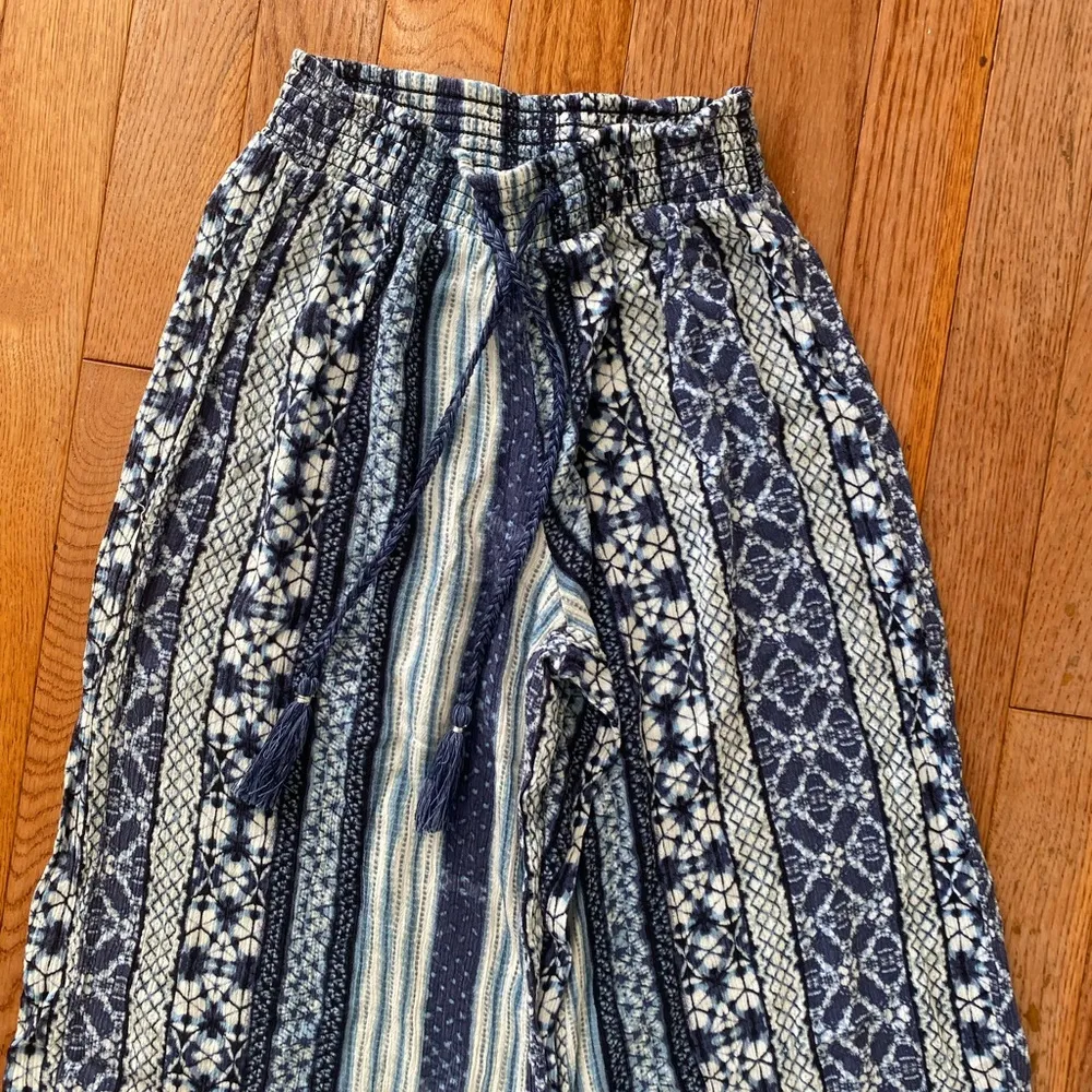white and blue striped floral patterned flowy wide leg pants - Image 11