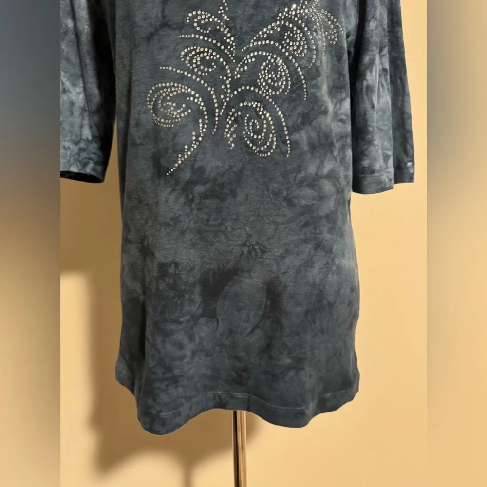 EUC Sledge USA A New Kind Blue and Black Tie Dye V Neck Rhinestone Tee size XL - Image 4