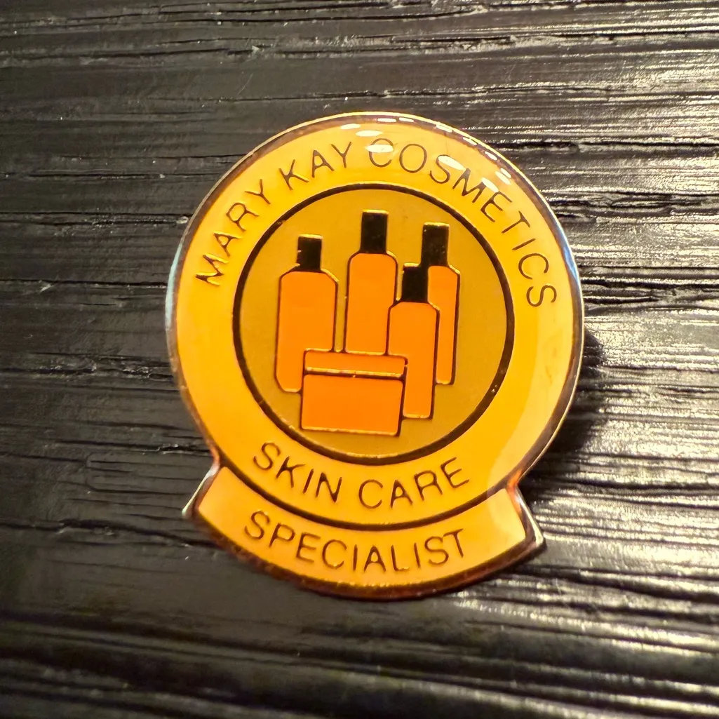 Mary Kay Cosmetics Skin Care Specialist Lapel Pin Gold - Image 2
