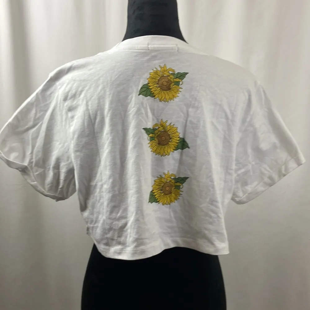 Shine like a Sunflower white cropped graphic t - Image 5