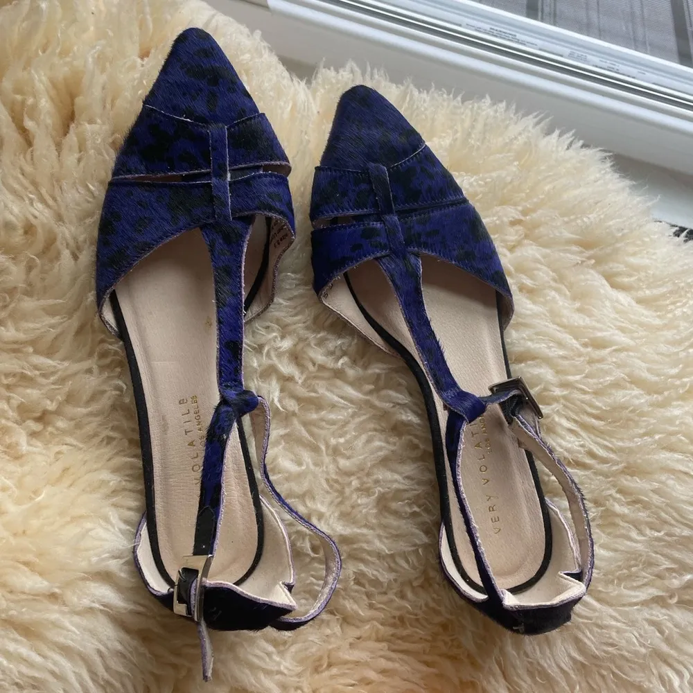 EUC Very Volatile Los Angeles Dusk Flats in blue dyed pony hair d’orsay leather - Image 7
