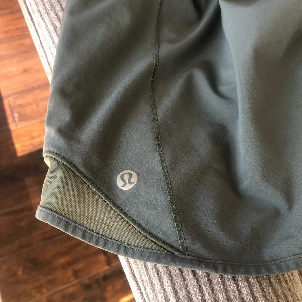 Lululemon Hotty Hot Shorts Green Mesh Athletic 4” Inseam Short 4 / Small - Image 3