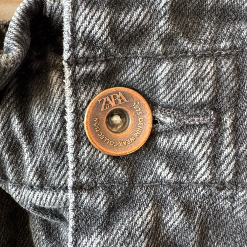 Zara Women’s High Rise Gray Black Denim Paper Bag Distressed Jean Shorts Size‎ 6 - Image 2