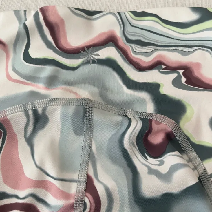 Athleta Painted Desert‎ Ultimate Stash Pocket Printed II Capri Athletic Leggings - Image 4