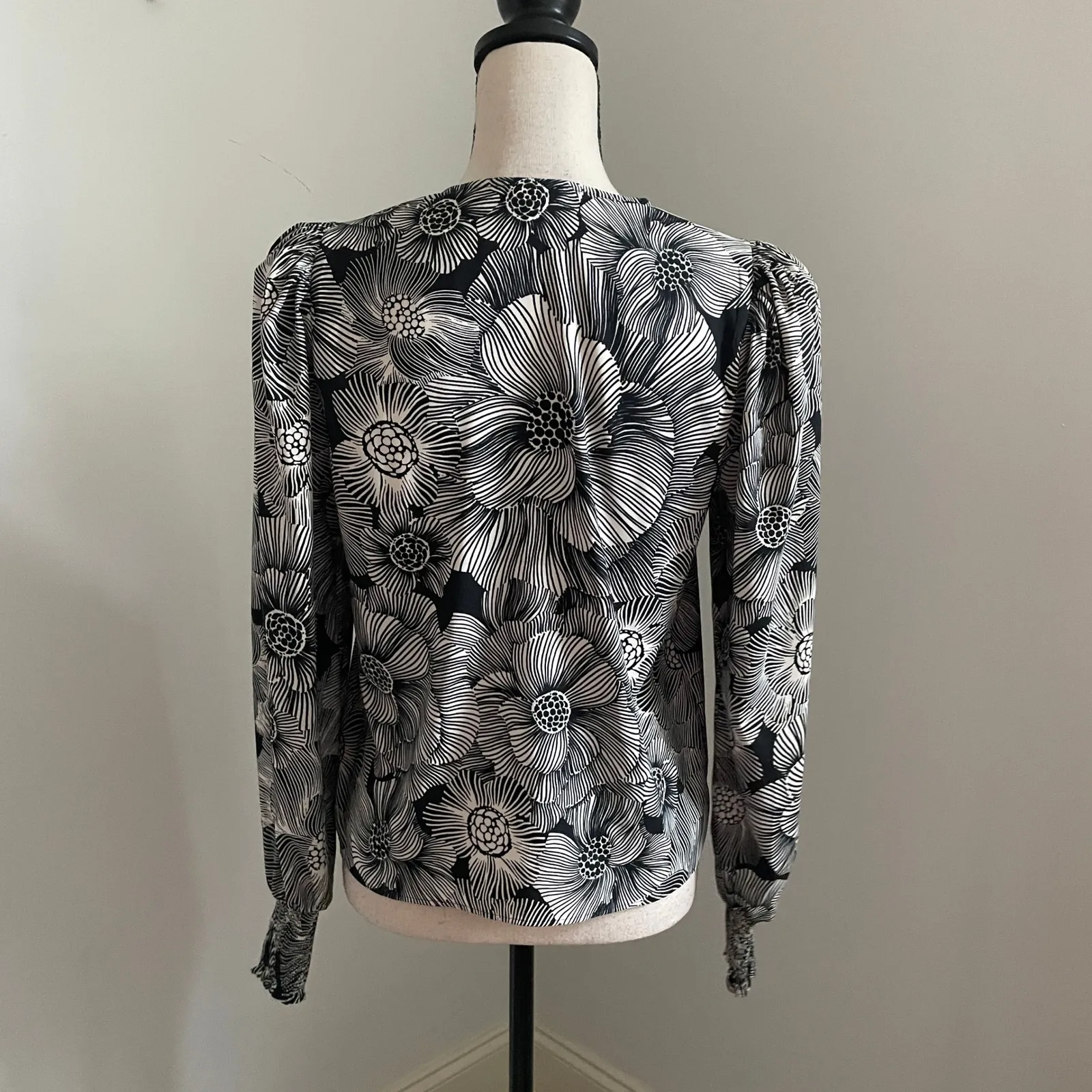 EXPRESS Floral Puff Sleeve Blouse XS Black‎ White Top Bloomcore Corporate Chic - Image 5