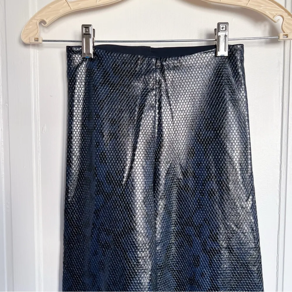 Commando • Faux Leather Animal-Print Leggings in Navy Snake blue black reptile - Image 4