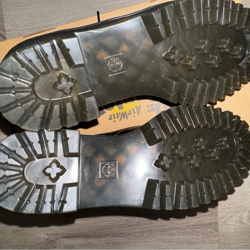 Dr. Martens LEONA LOW Platform Shoes  Black Leather Chunky Heel Women's Size 9 - Image 7