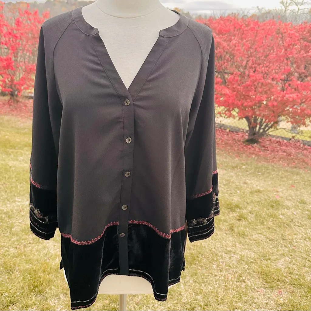NWT Democracy Velvet Embroidered Button Up Blouse - Image 5