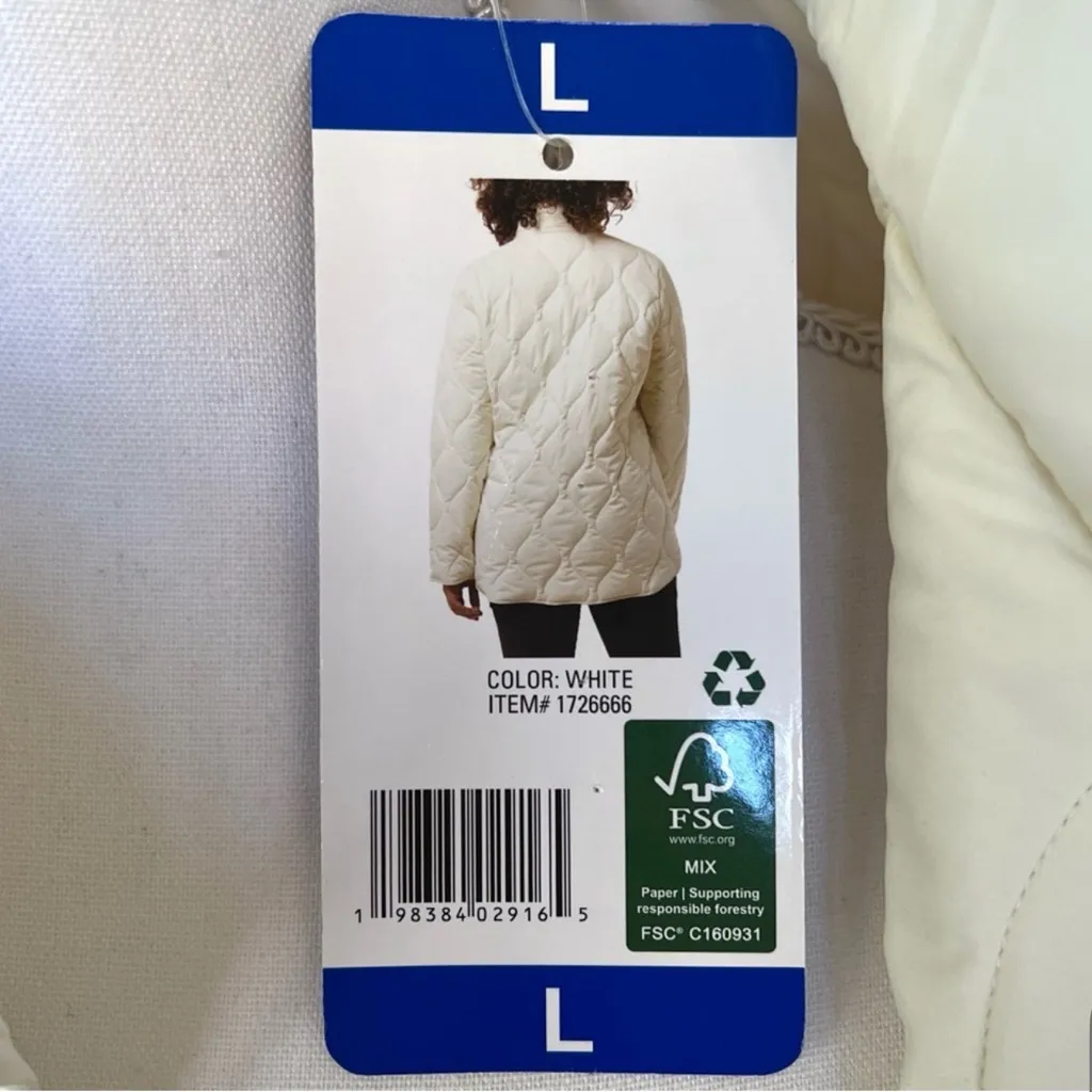 NWT Women's Quilted White Jacket. Snap closure. Lightweight, packable. Size L - Image 9